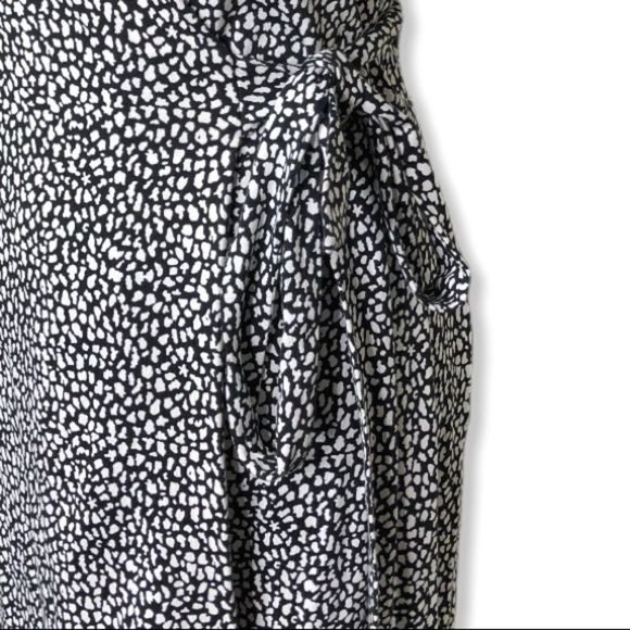 DVF New Julian Two Short Sleeve Black White Spotted Print Wrap Dress NWT size 0 - Picture 4 of 12